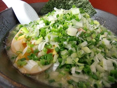 白虎のとんこつ醤油ラーメンにねぎをトッピング