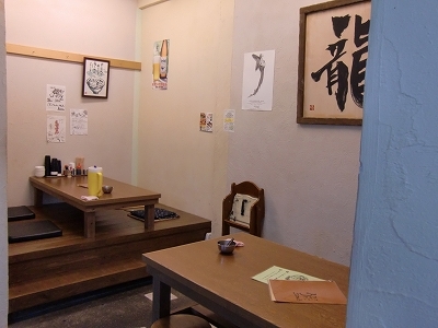 たつぞうラーメンの座席用テーブル写真画像