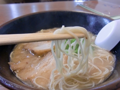 たつぞうラーメンのこってり豚骨ストレート麺写真画像